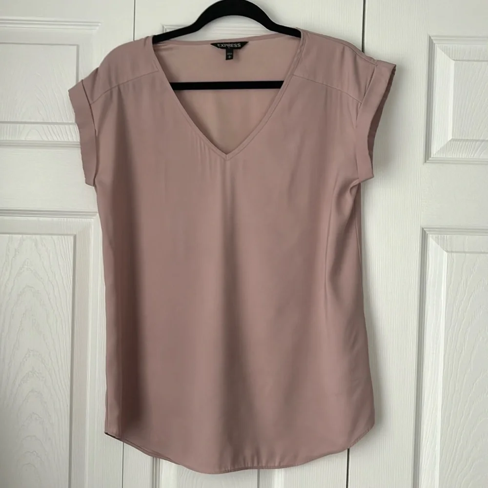 ๐ฐ3/$25 BUNDLE ๐ฐ Pretty V-Neck Express Top ๐ผ - Picture 1 of 4